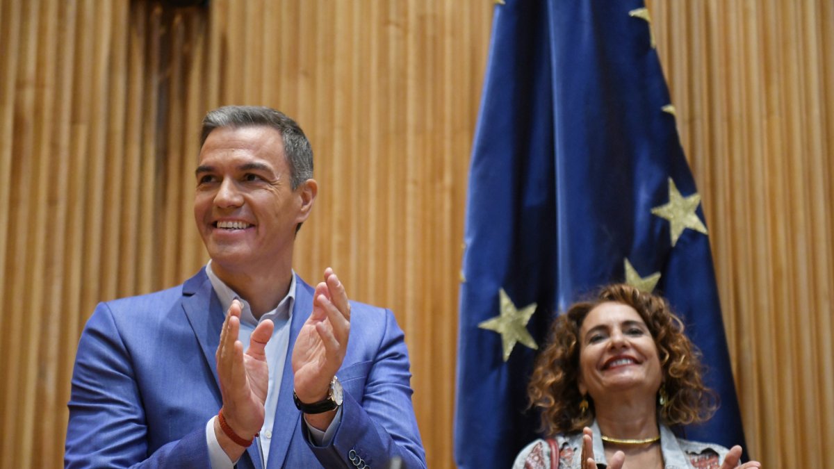 Pedro Sánchez y María Jesús Montero, en la reunión interparlamentaria de los socialistas.