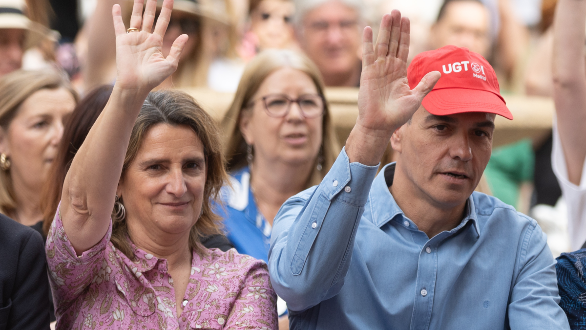 La nueva vicepresidenta de la Comisión Europea, Teresa Ribera, junto al presidente del Gobierno, Pedro Sánchez.