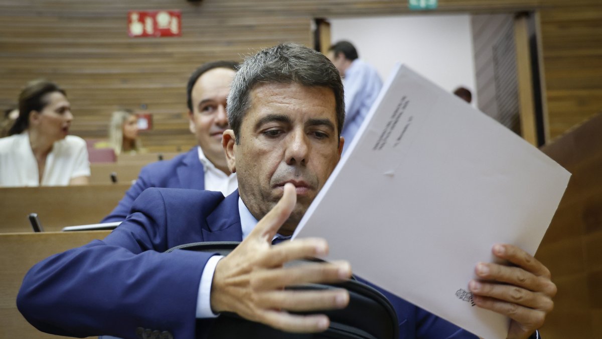 Carlos Mazón, president de la Generalitat Valenciana, a su llegada al Debate de Política General en Les Corts.