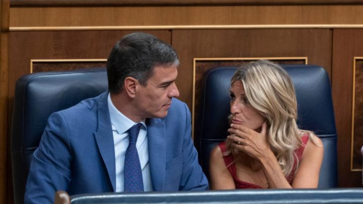 Pedro Sánchez junto a Yolanda Díaz en el Congreso