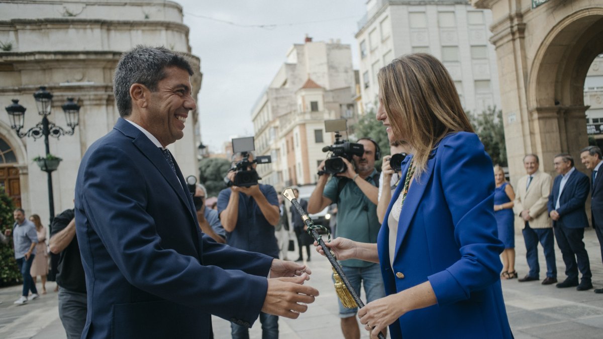 El president de la Generalitat, Carlos Mazón y la alcaldesa de Castellón, Begoña Carrasco, se saludan a su llegada al Pleno del Consell, en el Ayuntamiento de Castellón (ARCHIVO)