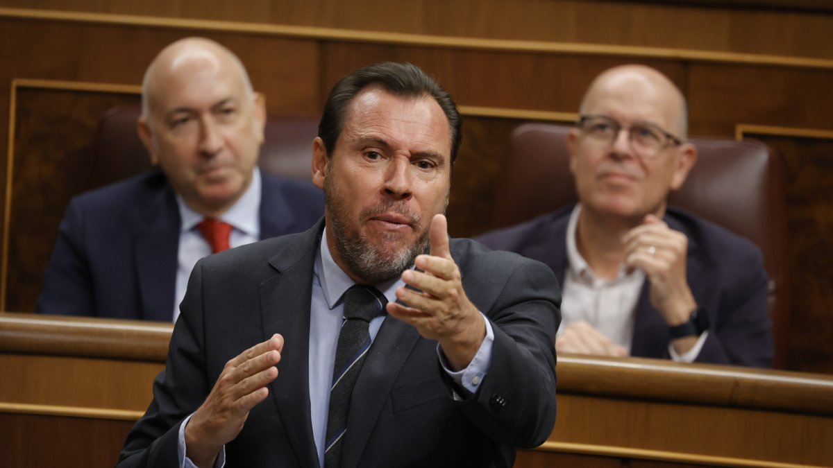 El ministro de Transportes y Movilidad Sostenible, Óscar Puente, en el Congreso de los Diputados.