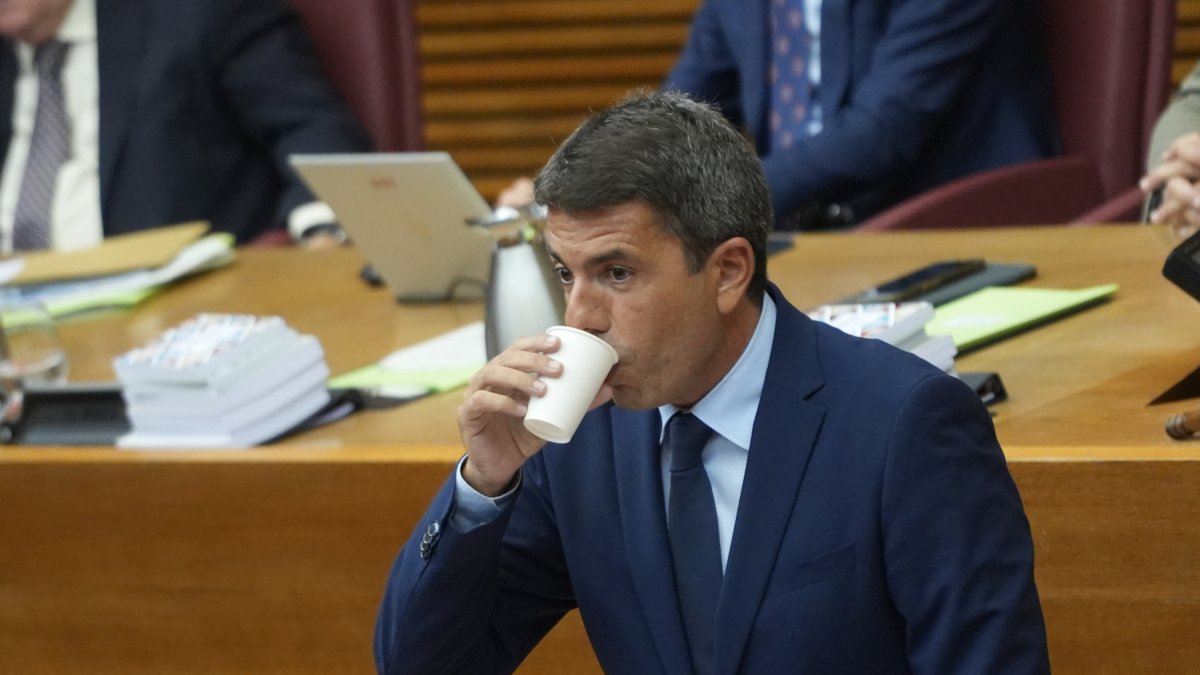 El presidente de la Generalitat Valenciana, Carlos Mazón, durante un debate de política general en Les Corts Valencianas