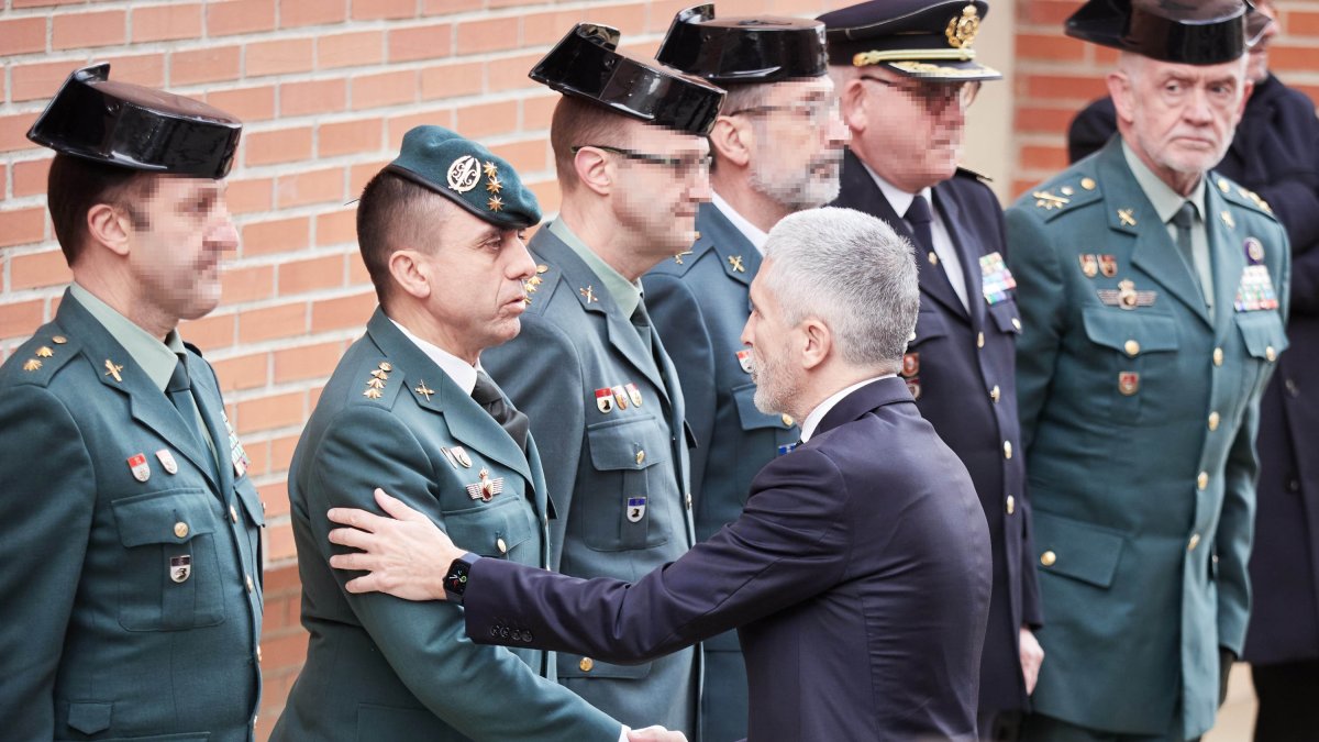 El ministro del Interior, Fernando Grande-Marlaska, durante la capilla ardiente de uno de los guardias civiles fallecidos en Barbate en febrero.