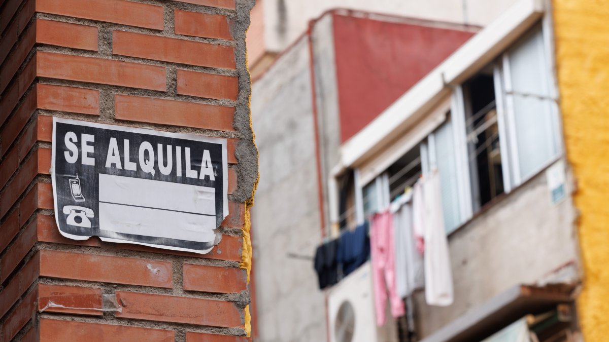 Un cartel de 'Se Alquila' en Madrid.