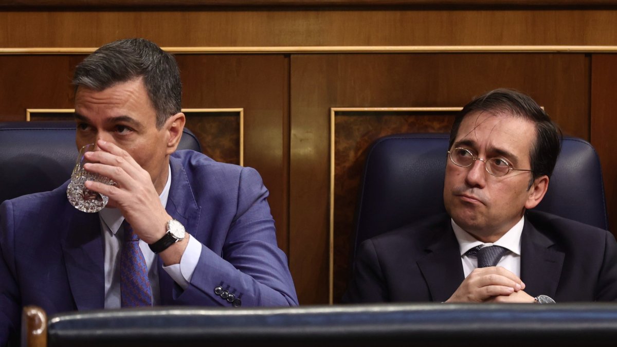 El presidente del Gobierno, Pedro Sánchez, y el ministro de Asuntos Exteriores, José Manuel Albares, en una sesión en el Congreso.