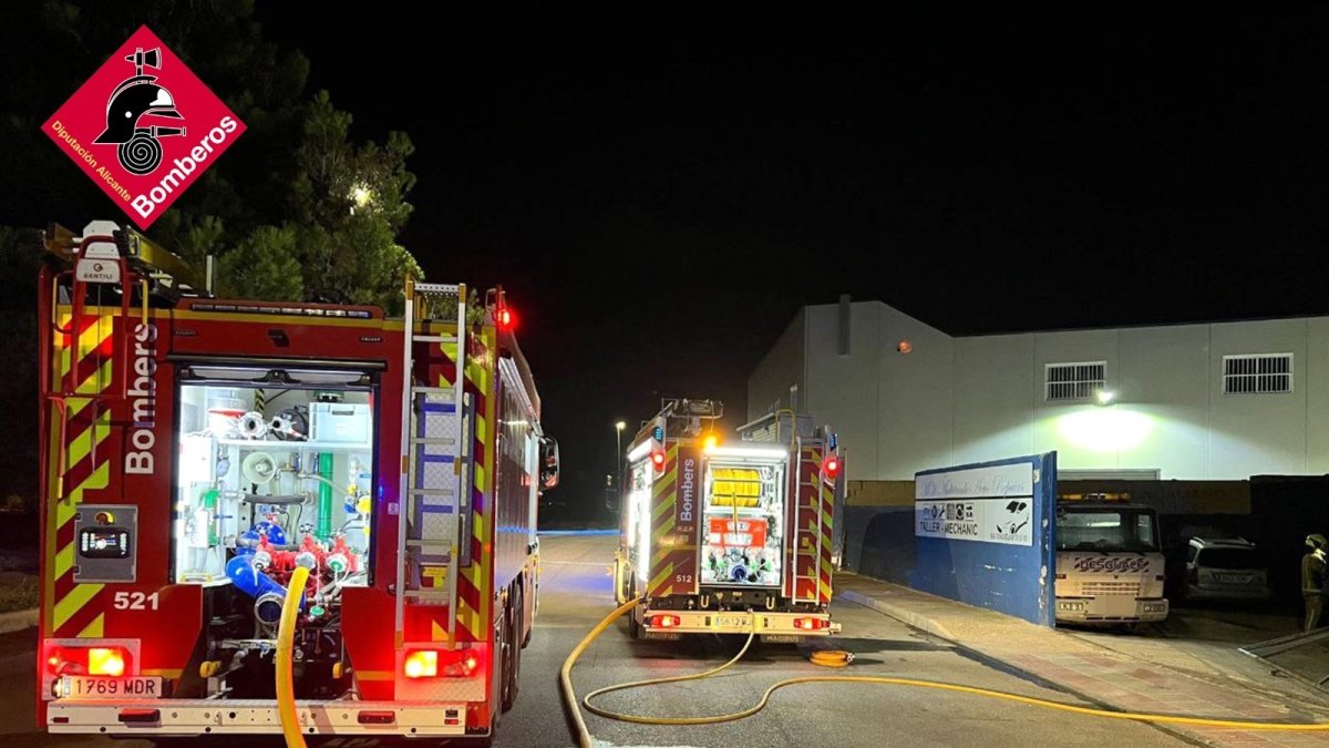 Bomberos trabajan en la extinción de un incendio en un taller de coches

REMITIDA / HANDOUT por BOMBEROS
Fotografía remitida a medios de comunicación exclusivamente para ilustrar la noticia a la que hace referencia la imagen, y citando la procedencia de la imagen en la firma
20/9/2024