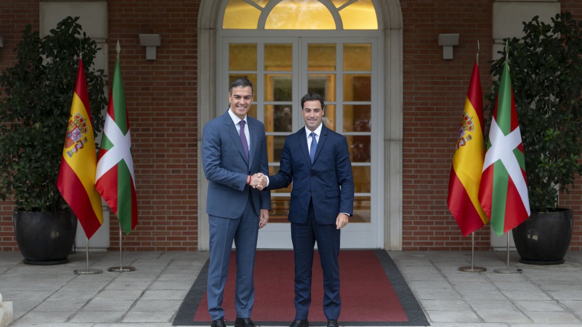 El presidente del Gobierno, Pedro Sánchez, recibe al lehendakari Imanol Pradales