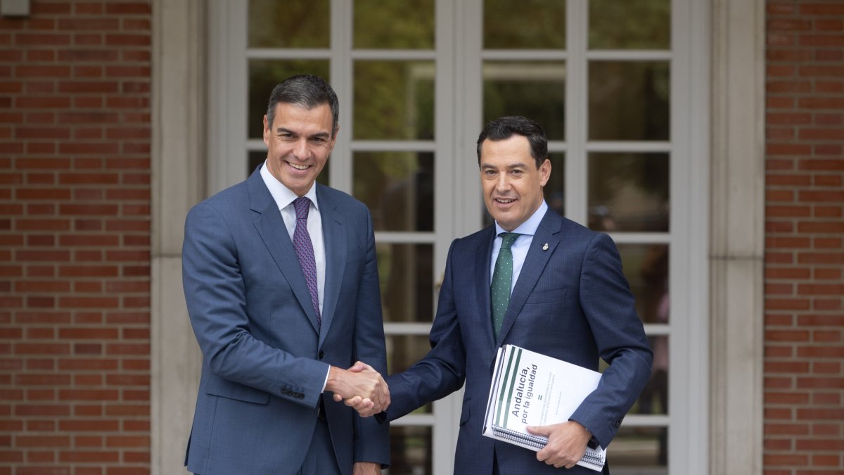 El presidente del Gobierno, Pedro Sánchez, saluda al presidente de la Junta de Andalucía, Juanma Moreno, en la Moncloa.