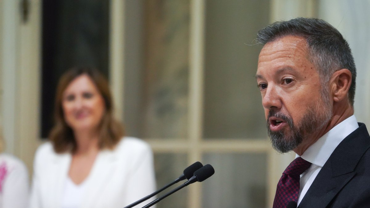 El portavoz de Vox en el Ayuntamiento de València y nuevo segundo teniente de alcalde en la ciudad, Juanma Badenas, junto a la alcaldesa, María José Catalá