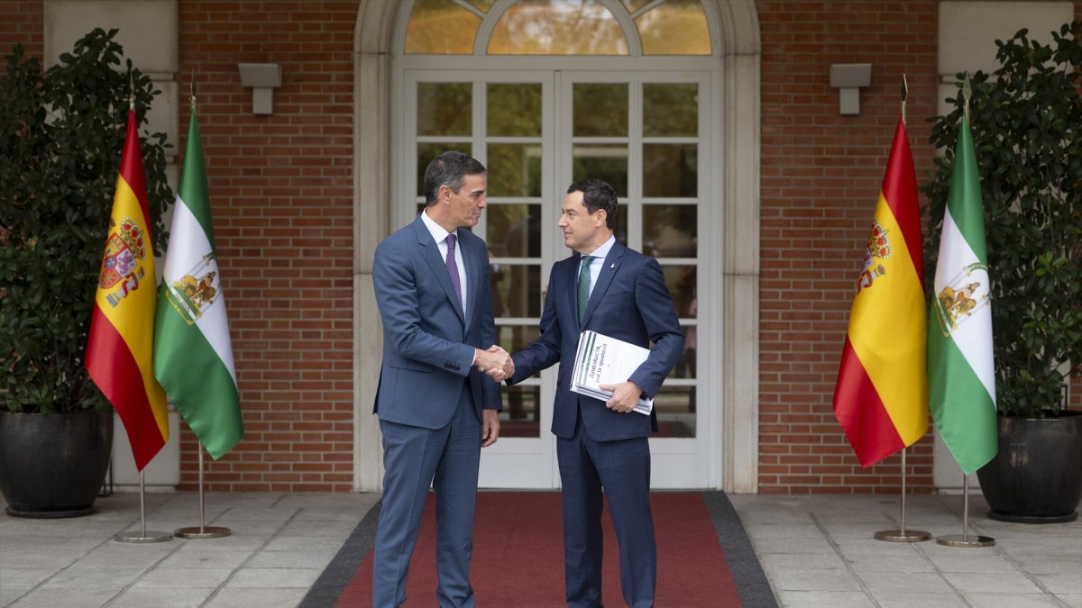 El presidente del Gobierno, Pedro Sánchez, saluda al presidente de la Junta de Andalucía, Juan Manuel Moreno Bonilla.