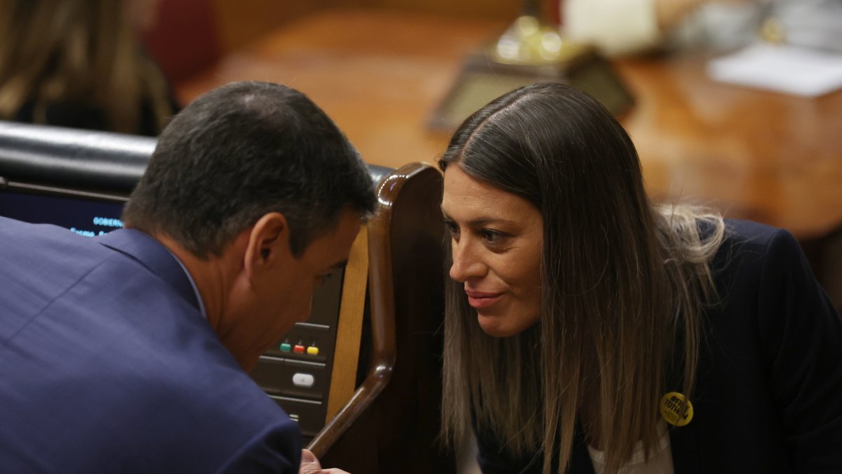 El presidente del Gobierno, Pedro Sánchez, conversa con la portavoz de Junts en el Congreso, Miriam Nogueras.