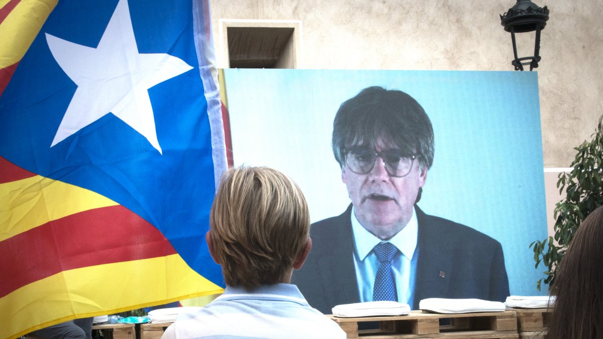 Un niño observa una intervención telemática de Puigdemont