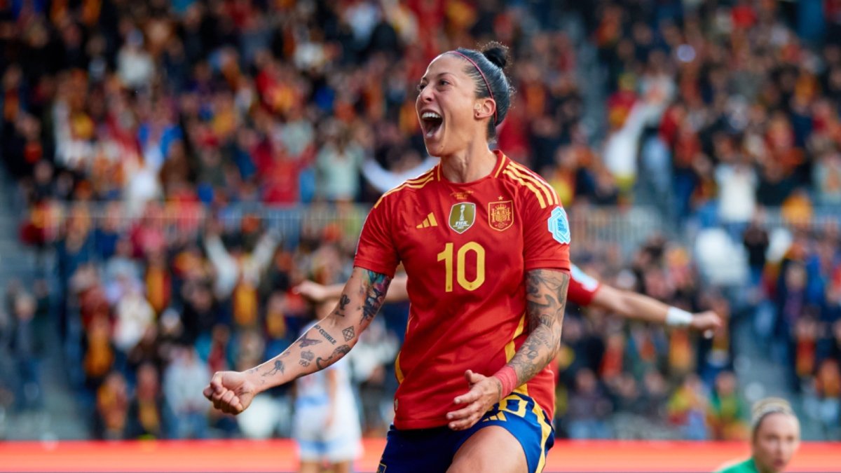 Jenni Hermoso celebra un gol con España.