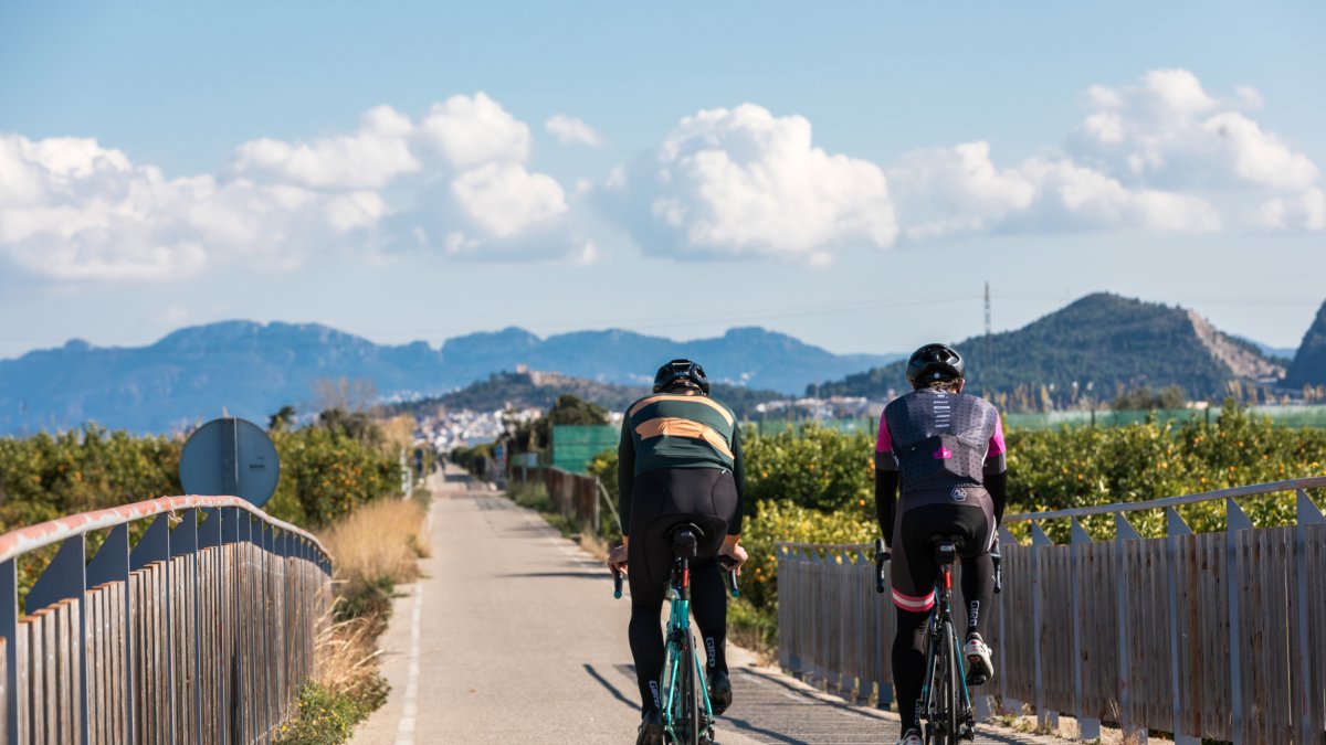 Dos cicloturistas en una carretera de la Comunidad Vaenciana.