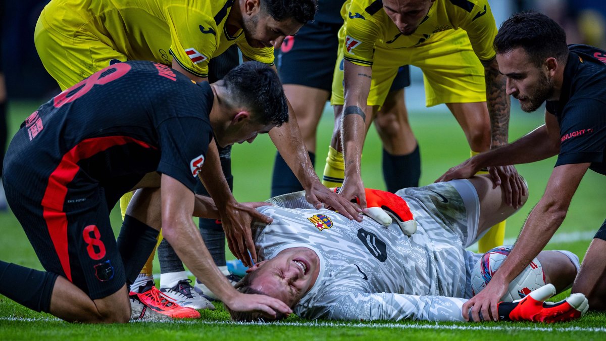 Ter Stegen se duele sobre el césped de La Cerámica tras sufrir la rotura del tendón rotuliano.