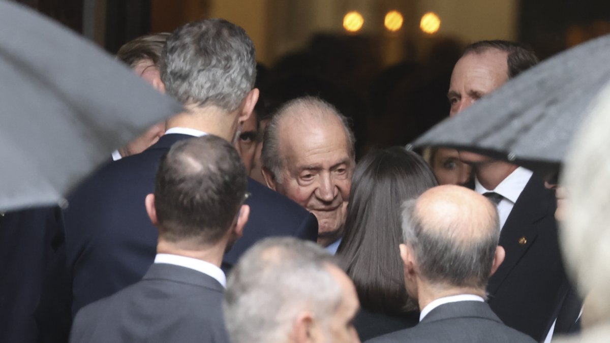 Juan Carlos I, Felipe VI y Letizia, en el funeral de Fernando Gomez Acebo en Madrid, el pasado abril.