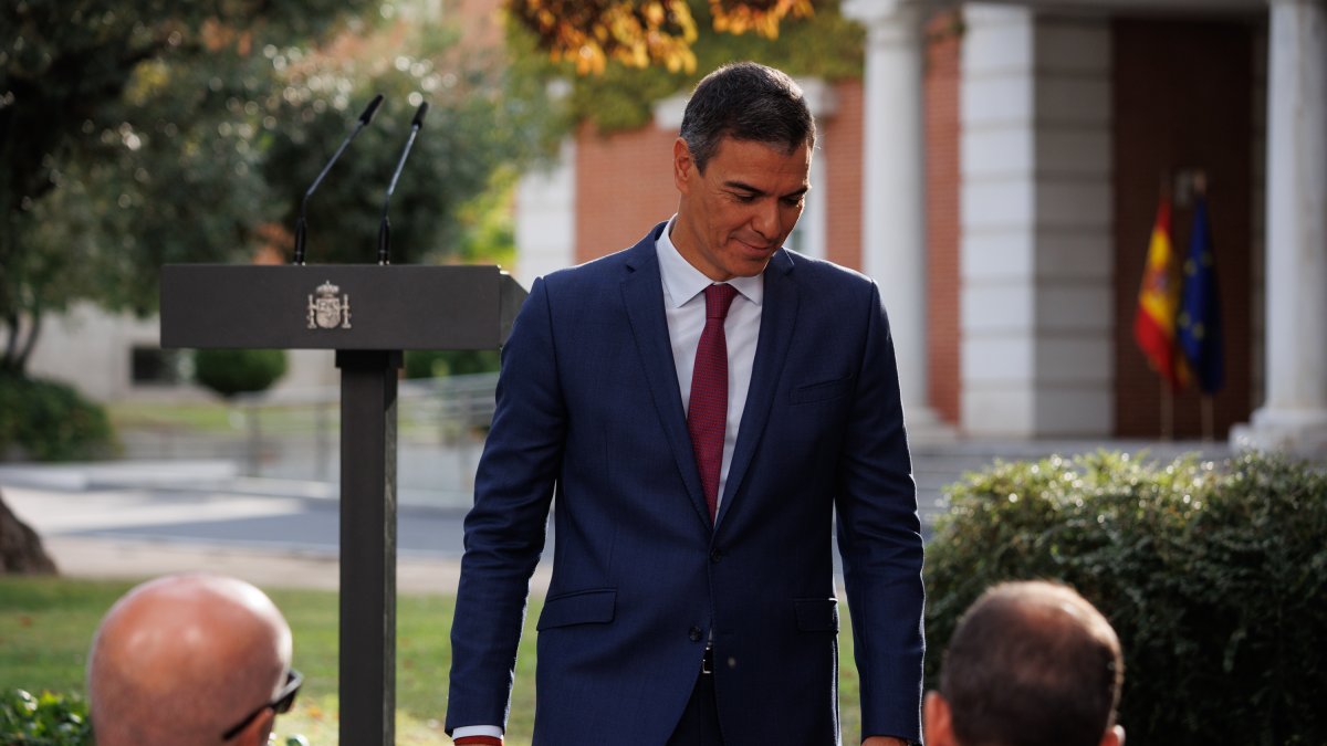 (Foto de ARCHIVO)
El presidente del Gobierno, Pedro Sánchez, durante la firma del acuerdo con los agentes sociales para la flexibilización de las pensiones, en el Complejo de La Moncloa, a 18 de septiembre de 2024, en Madrid (España). El acuerdo, que suscribe el Gobierno con los responsables de CEOE, Cepyme, CCOO y UGT, trata de compatibilizar trabajo con una pensión, que se enmarca en la última parte de la reforma del sistema de pensiones que inició el exministro y ahora gobernador del Banco de España, José Luis Escrivá.

Alejandro Martínez Vélez / Europa Press
18 SEPTIEMBRE 2024;PENSIONES;TRABAJO;FLEXIBILIZACIÓN;ACUERDO
18/9/2024