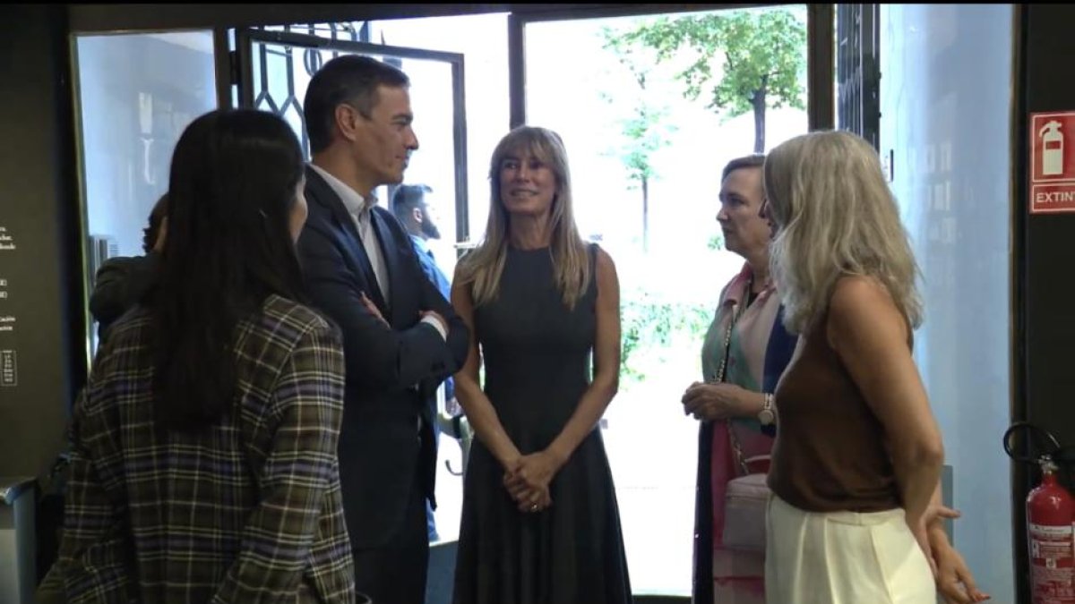 Pedro Sánchez y Begoña Gómez viendo una exposición en su última aparición juntos