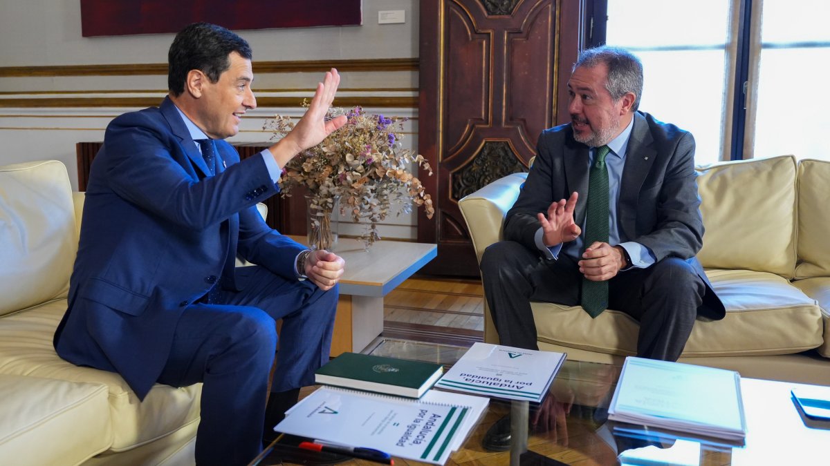 El presidente de la Junta de Andalucía, Juanma Moreno, con el  secretario general del PSOE A, Juan Espadas, en San Telmo, Sevilla.