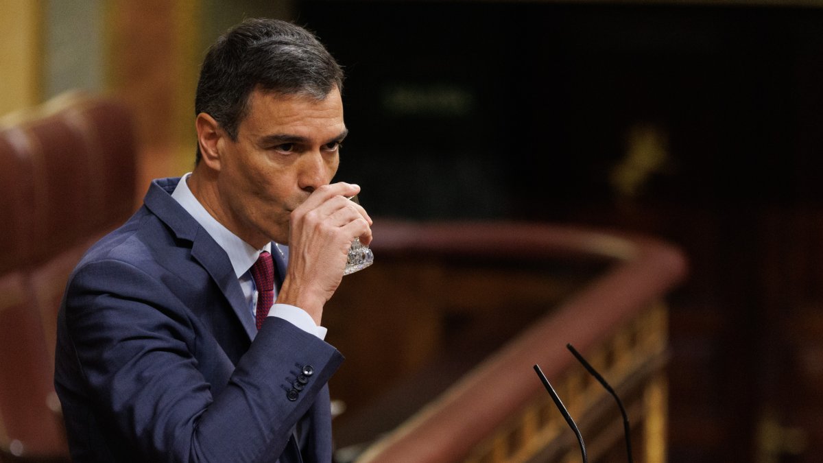 El presidente del Gobierno, Pedro Sánchez, bebe agua durante una sesión en el Congreso de los Diputados.