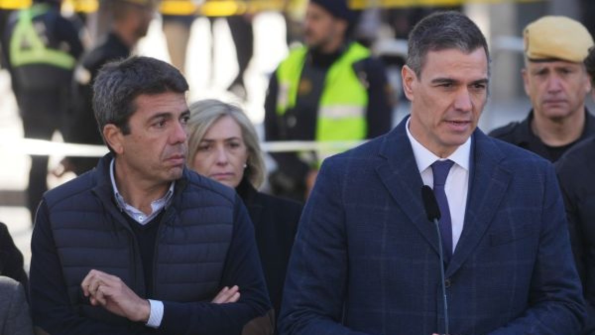 Carlos Mazón junto a Pedro Sánchez en la visita del jefe del Ejecutivo a Valencia por el incendio de Campanar