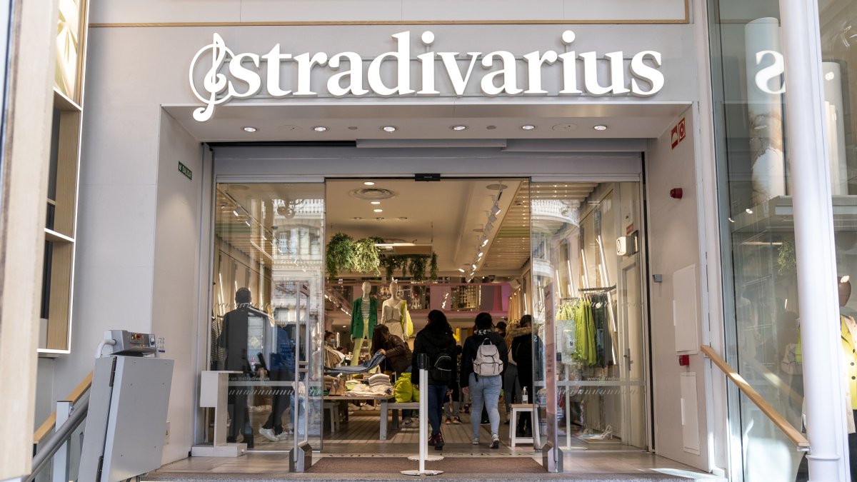 (Foto de ARCHIVO)
Dos personas entran en una tienda Stradivarius, del grupo Inditex, en Berlín. Inditex anunció hoy que cierra temporalmente los 502 establecimientos que tiene en Rusia. Otras empresas han cerrado sus sucursales y tiendas en Rusia después de que esta  invadiera Ucrania. Además Inditex ha donado, a través de ACNUR, tres millones de euros para los damnificados por el conflicto. En paralelo los empleados de la compañía han recaudado fondos que donarán al  Alto Comisionado de las Naciones Unidas para los Refugiados. Otras empresas españolas que han cerrado son Mango, o Tendam (Cortefiel, Women'secret, Springfield y Pedro del Hierro).  Y extranjeras que han cerrado sus filiales también en Rusia son: Adidas, Nike, Netflix, Nokia, Siemens, Spotify, Disney, los bancos ING, HSBC, y el Banco Mundial, las petroleras Exxon Mobil, BP y Shell, TotalEnergies entre otras.

A. Pérez Meca / Europa Press
05 MARZO 2022;
05/3/2022