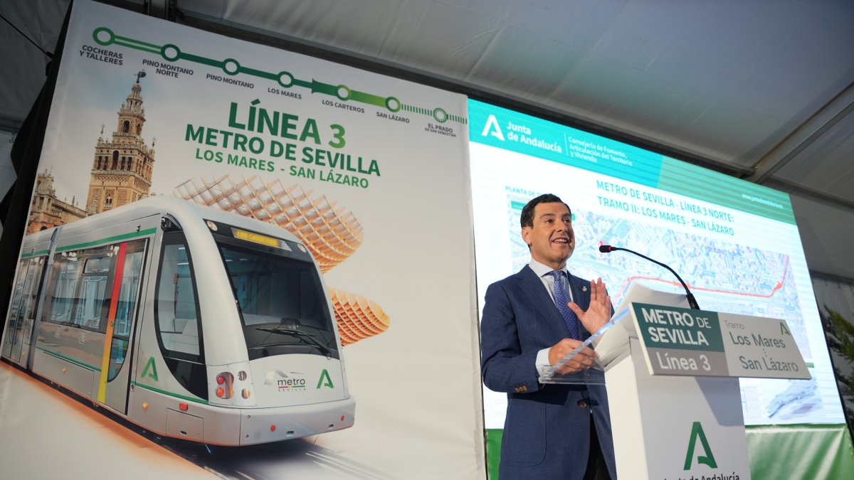 El presidente de la Junta de Andalucía, Juanma Moreno, durante su visita a las obras del Metro de Sevilla,