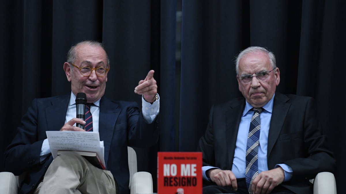 El exsecretario general del PSOE de Euskadi, Nicolás Redondo Terreros, y el exvicepresidente del Gobierno, Alfonso Guerra.