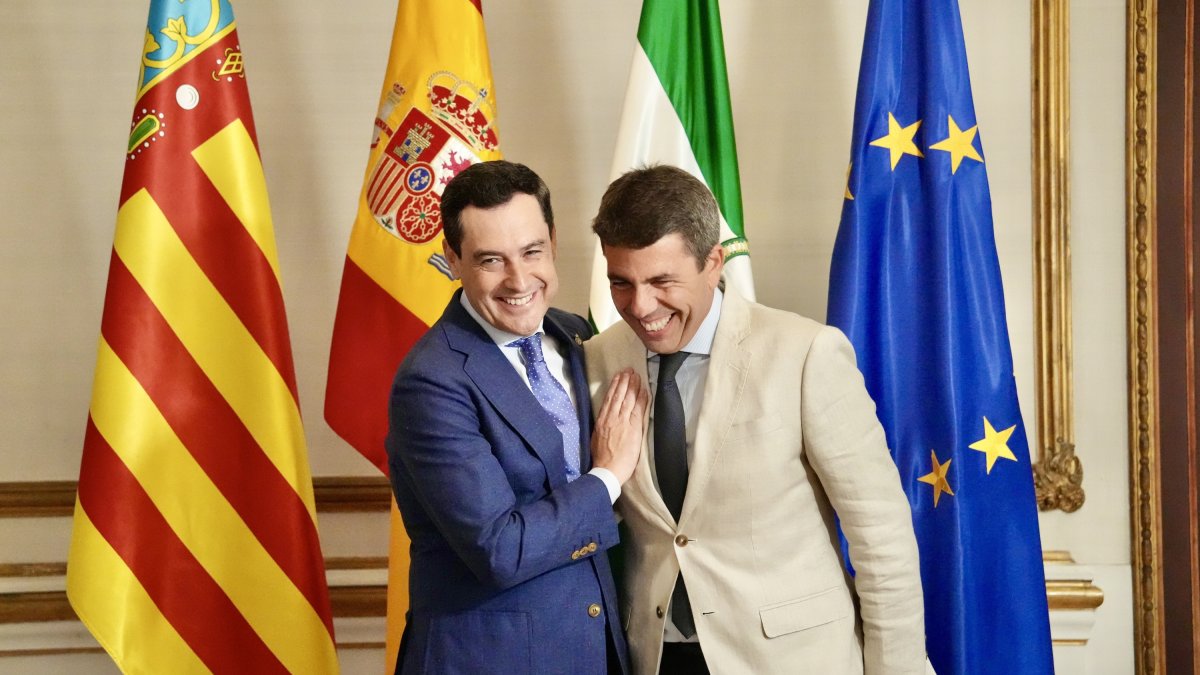 El presidente de la Junta de Andalucía, Juanma Moreno, y el president de la Generalitat, Carlos Mazón.