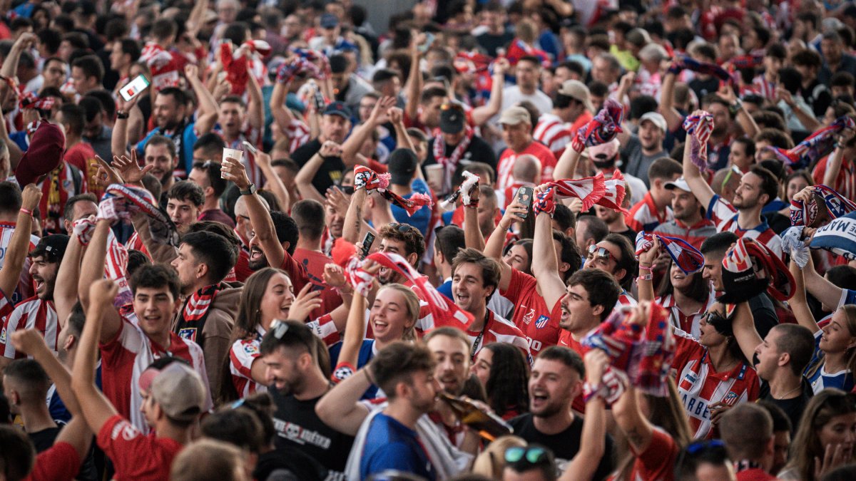 Aficionados en los alrededores del estadio Civitas Metropolitano