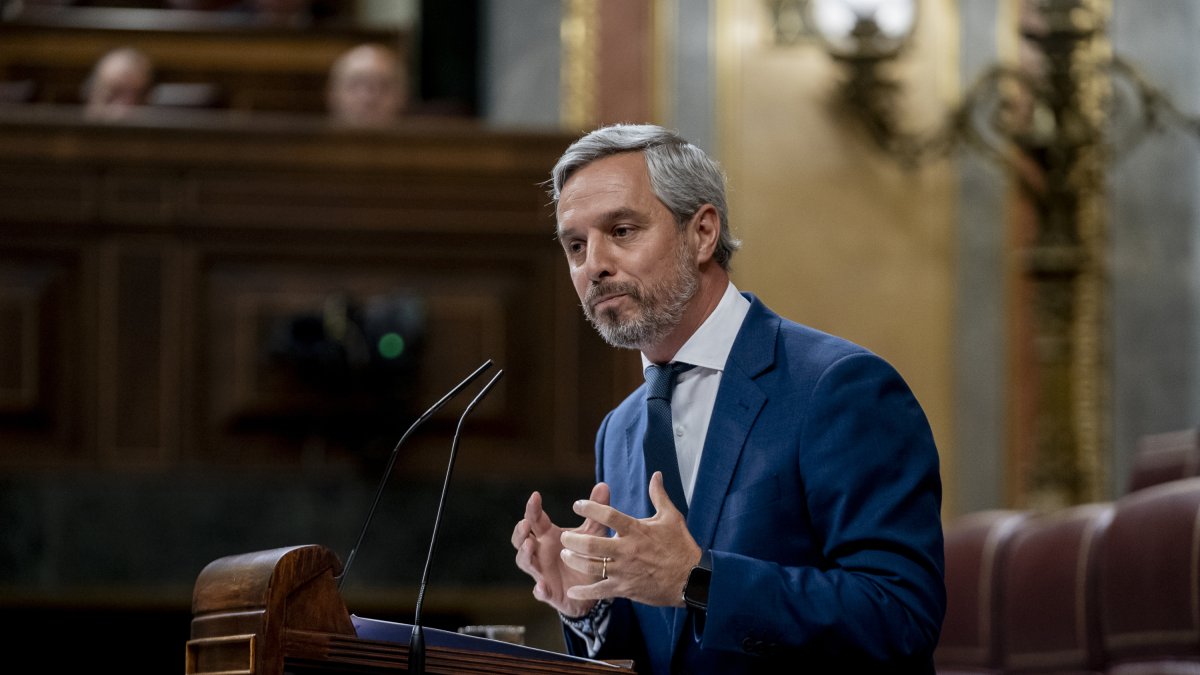 El diputado del PP, Juan Bravo, interviene durante una sesión plenaria en el Congreso de los Diputados.