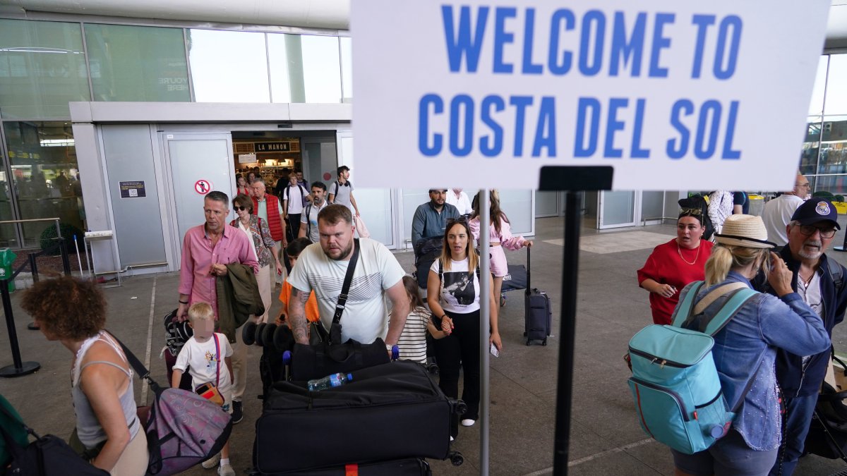 Cientos de turistas a su llegada al aeropuerto de Málaga.