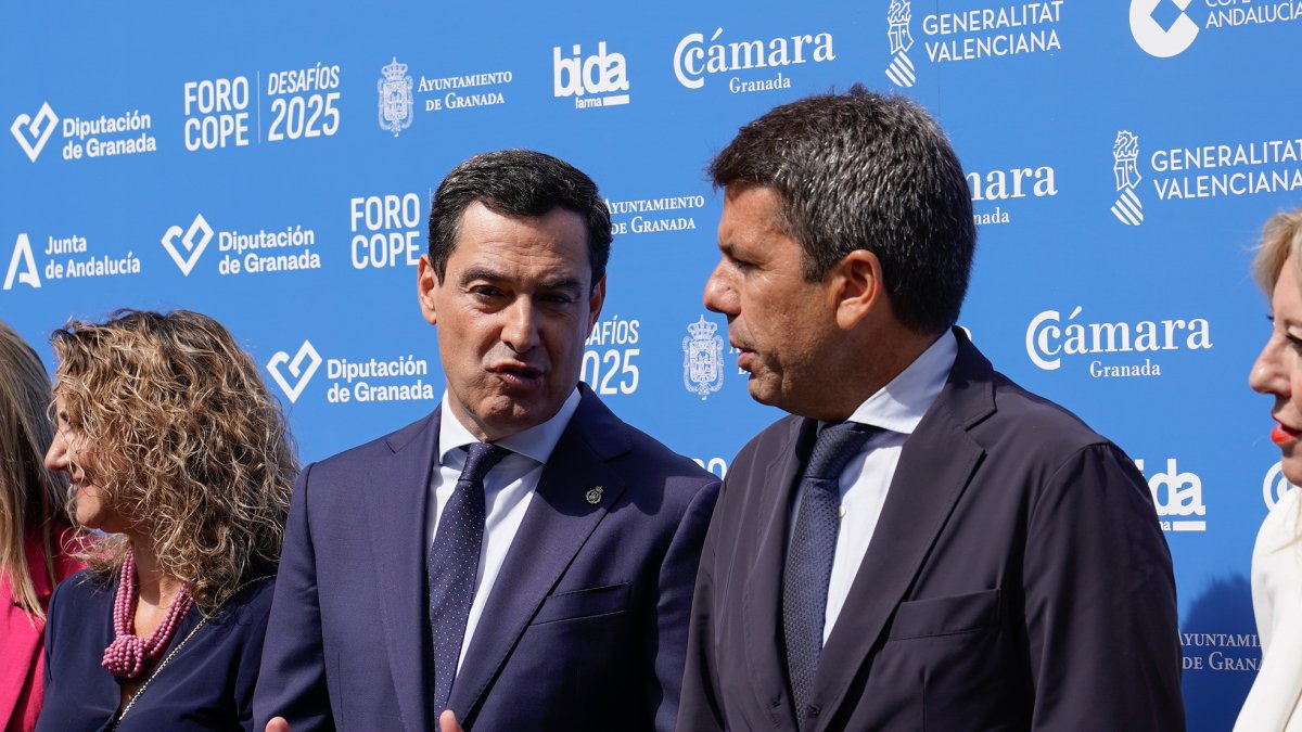 El presidente de la Junta de Andalucía, Juanma Moreno (2i), y el presidente de la Generalitat Valenciana, Carlos Mazón (d)