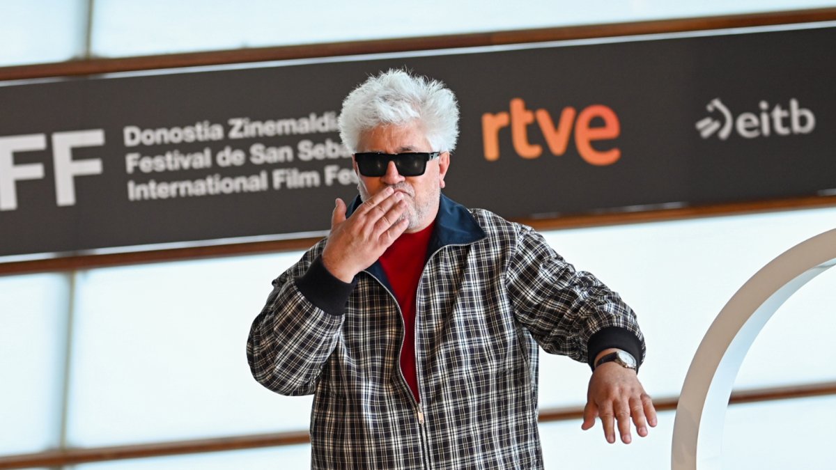 El director Pedro Almodóvar posa en el photocall del Festival de Cine de San Sebastián.