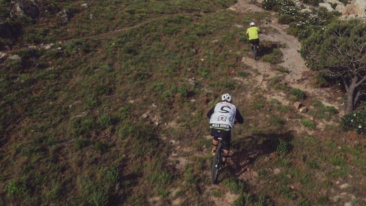 Foto de vista aérea de ciclistas