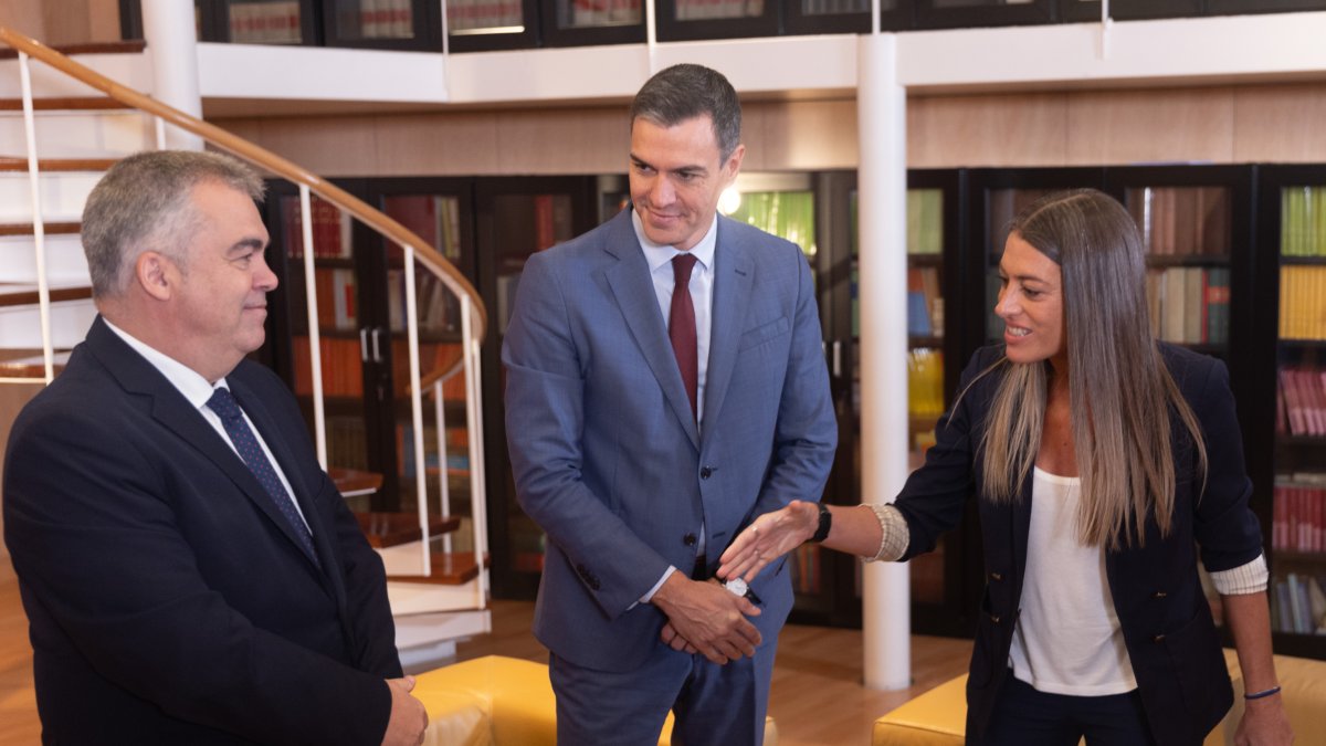 (Foto de ARCHIVO)
(I-D) El secretario de Organización del Partido Socialista, Santos Cerdán y el presidente del Gobierno en funciones, Pedro Sánchez, reciben a la diputada de Junts, Miriam Nogueras, durante su ronda de contactos, a 13 octubre de 2023, en Madrid (España). El candidato del PSOE a la reelección, concluye hoy su primera ronda de contactos para tantear posibles apoyos a su investidura. Esta primera ronda finaliza con los encuentros con Junts, cuyo voto es clave, y su primera reunión con una representación de Bildu. Tras recibir el encargo del Rey, Sánchez inició una ronda de contactos en la que prevé reunirse con todos los grupos parlamentarios excepto Vox, además de sindicatos, patronal y asociaciones de varios sectores.

Eduardo Parra / Europa Press
13 OCTUBRE 2023;RONDA;CONTACTOS;REUNIÓN;INVESTIDURA;PSOE;PARTIDO;SOCIALISTA;BILDU;JUNTS
13/10/2023