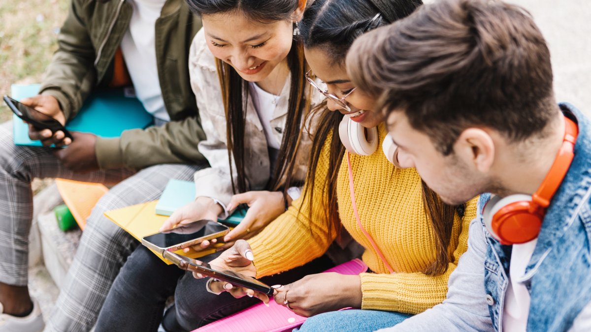 Estudiantes con teléfonos móviles