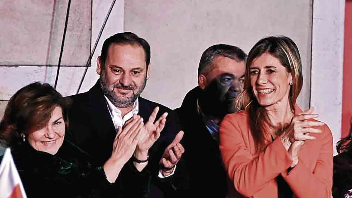 José Luis Ábalos y Begoña Gómez celebrando en Ferraz