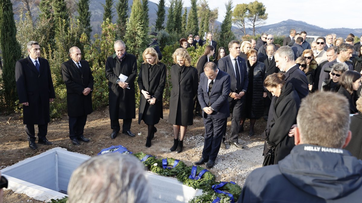 Felipe VI, Letizia, Elena y Cristina en el funeral de Constantino de Grecia.