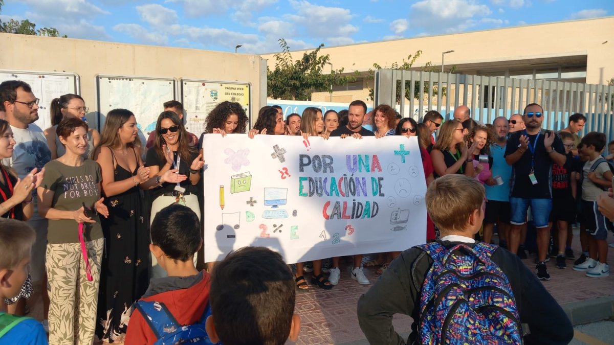 Concentración en el CEIP Playas de Orihuela