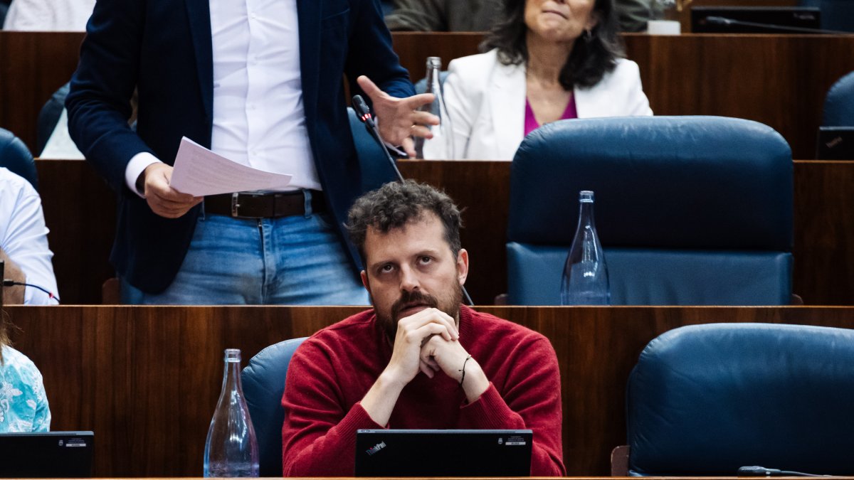 El diputado de Más Madrid en la Asamblea de Madrid, Pablo Padilla, durante un pleno en la Asamblea de Madrid.