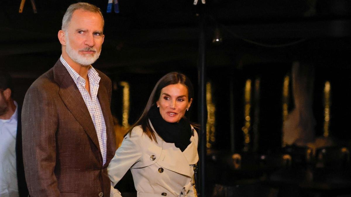 Los reyes en Combarro tras su cena para celebrar los 40 años en la Armada de Felipe VI