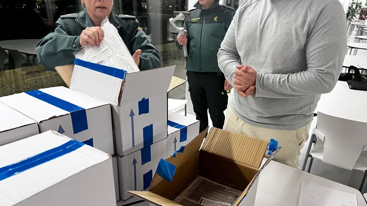 Agentes de la Guardia Civil custodian y comprueban las cajas que contienen las pruebas de oposición para ingresar al Instituto Armado

REMITIDA / HANDOUT por GUARDIA CIVIL
Fotografía remitida a medios de comunicación exclusivamente para ilustrar la noticia a la que hace referencia la imagen, y citando la procedencia de la imagen en la firma
28/9/2024