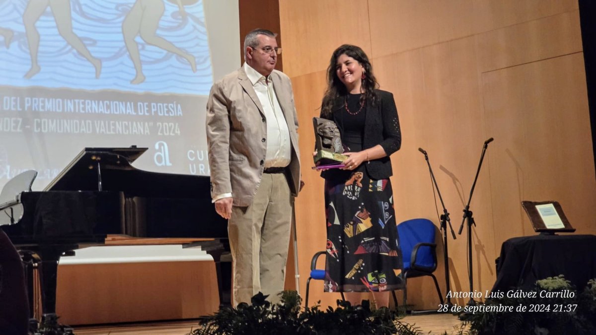 itor Larrabide, director de la FCMH junto a la ganadora del Premio, Micaela Paredes.