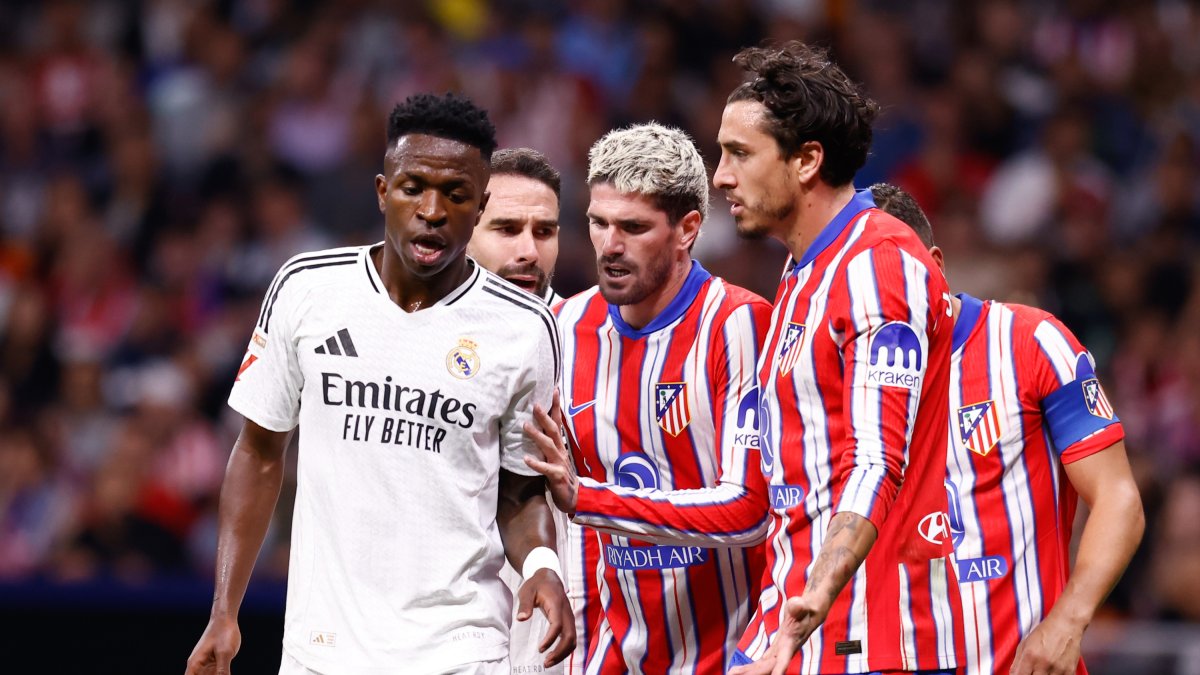 Vinicius, rodeado de algunos futbolistas del Atlético de Madrid durante el derbi de este domingo.