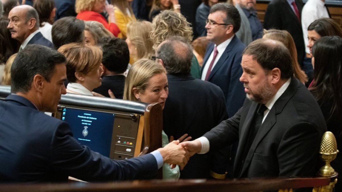 Oriol Junqueras saluda a Pedro Sánchez