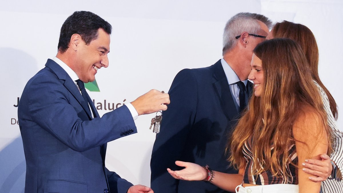 El presidente de la Junta de Andalucía, Juanma Moreno, durante la entrega de llaves de 60 viviendas protegidas en Matadero Sur, Cádiz.