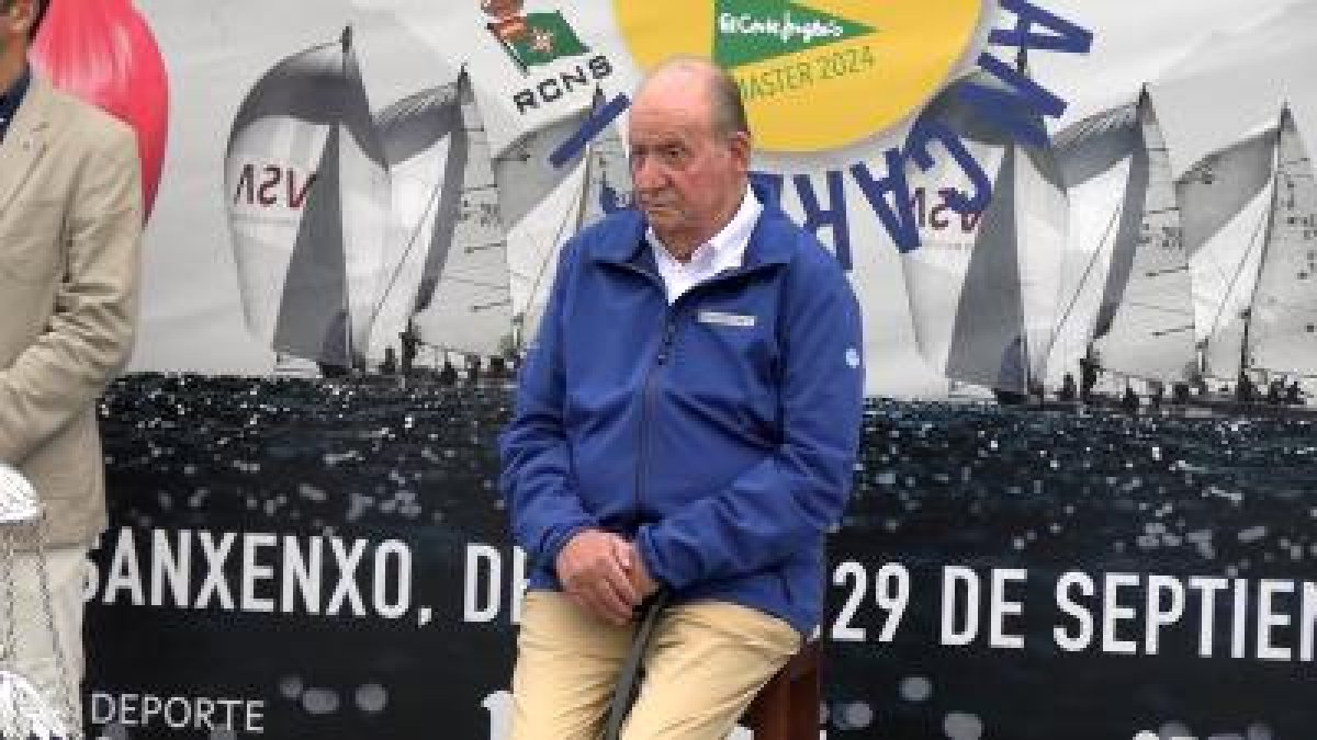 Don Juan Carlos recibió la medalla de oro de la Federación Gallega de Vela.