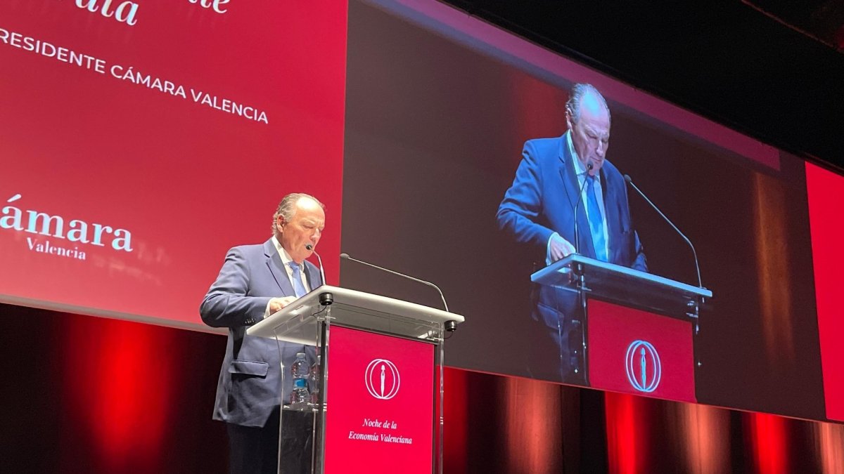 El presidente de Cámara Valencia, José Vicente Morata, durante la Noche de la Economía Valenciana

REMITIDA / HANDOUT por CÁMARA VALENCIA (X)
Fotografía remitida a medios de comunicación exclusivamente para ilustrar la noticia a la que hace referencia la imagen, y citando la procedencia de la imagen en la firma
30/9/2024